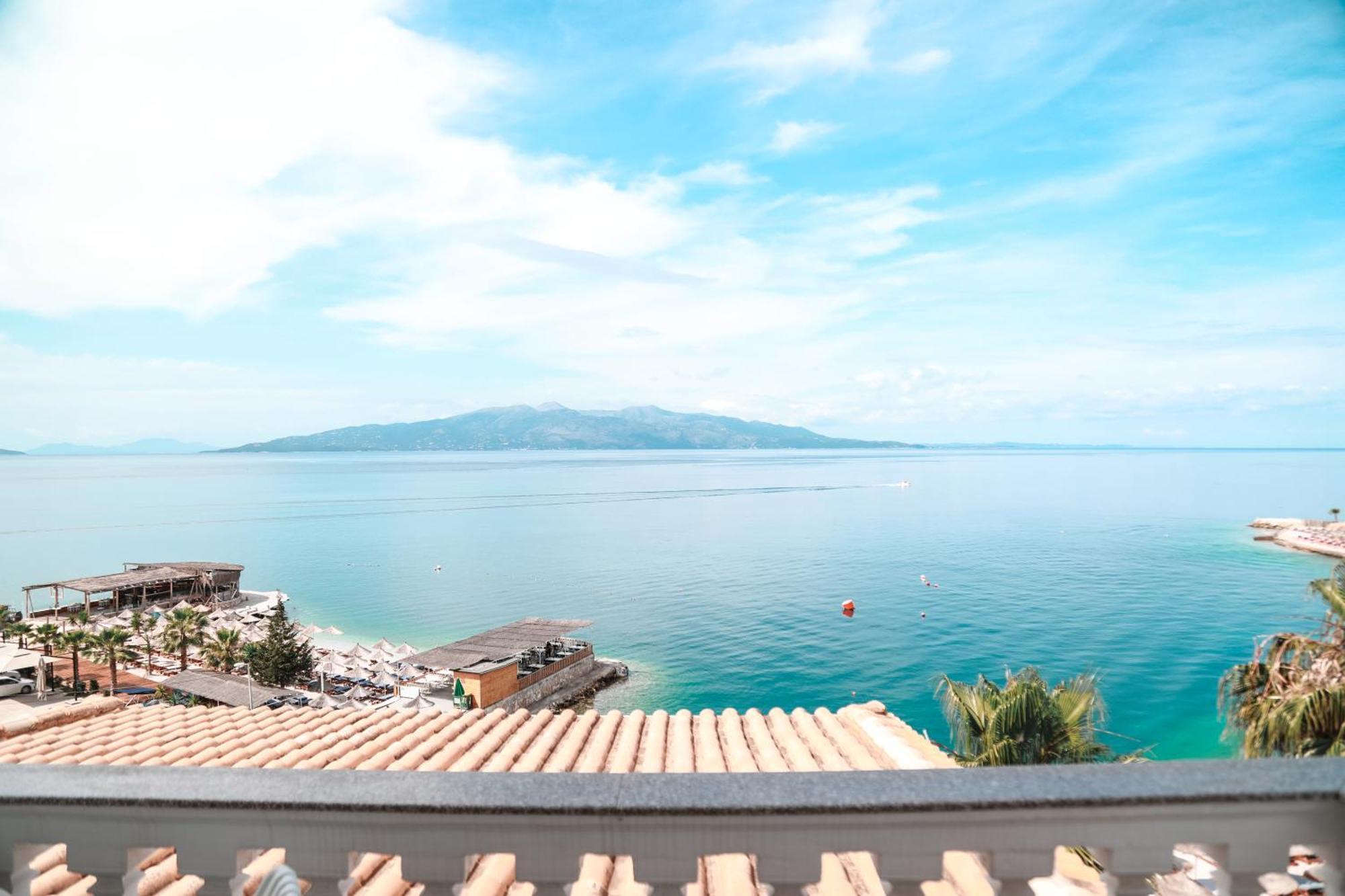 Vila E Bardhe Sarandë エクステリア 写真