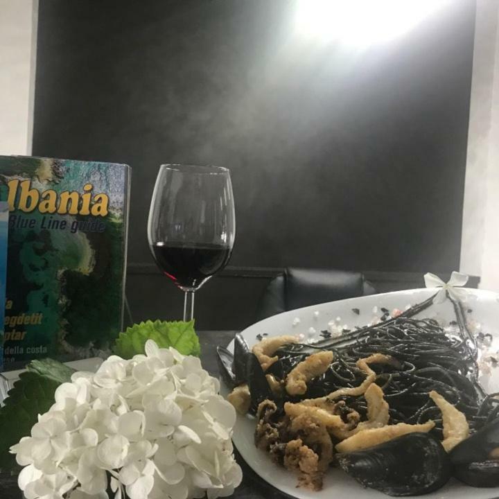Vila E Bardhe Sarandë エクステリア 写真